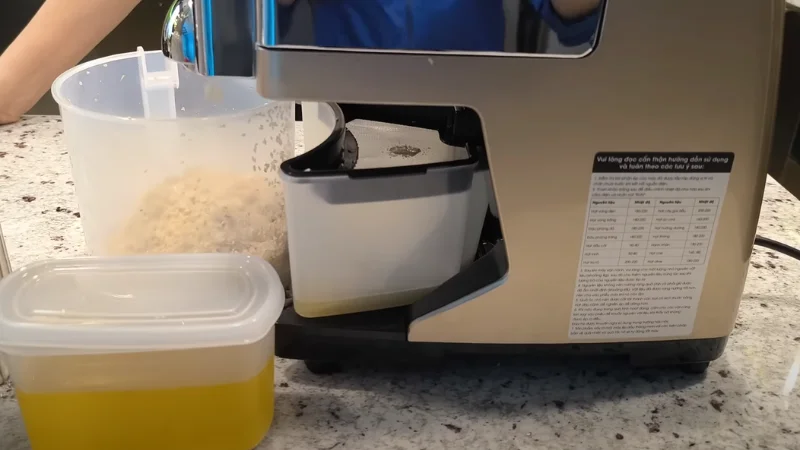 Cách làm dầu dừa ép lạnh an toàn, tiết kiệm và dễ thực hiện 23 Lọc dầu thành phẩm