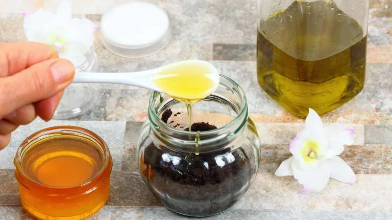 Dầu oliu có làm trắng da không? 11 mẹo làm trắng da 24 Kết hợp bã cà phê cùng dầu oliu