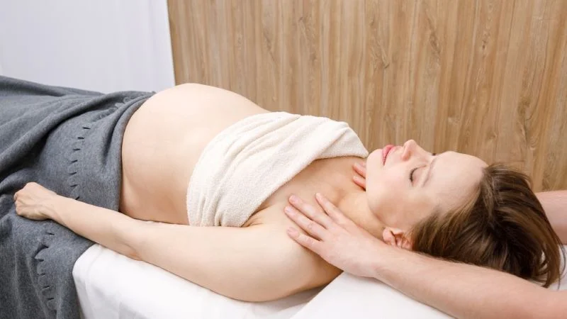 Hướng dẫn massage cho bà bầu giảm lo âu, tăng cường sức khỏe 11 Massage cho bà bầu là một phương pháp hữu hiệu để giúp các mẹ bầu cảm thấy thoải mái và thư giãn