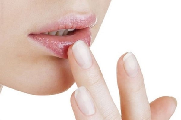 cách massage để có đôi môi đẹp dễ thực hiện