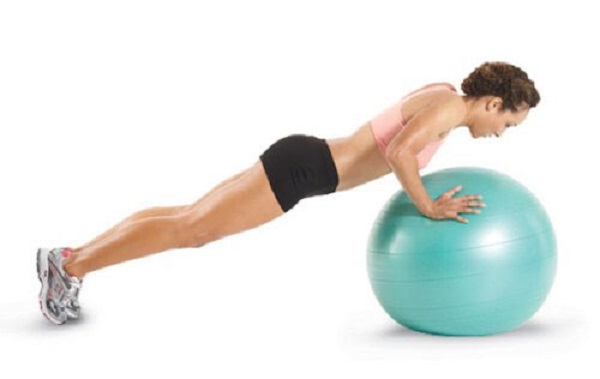 Chống đẩy với bóng cách giảm mỡ bắp tay hiệu quả