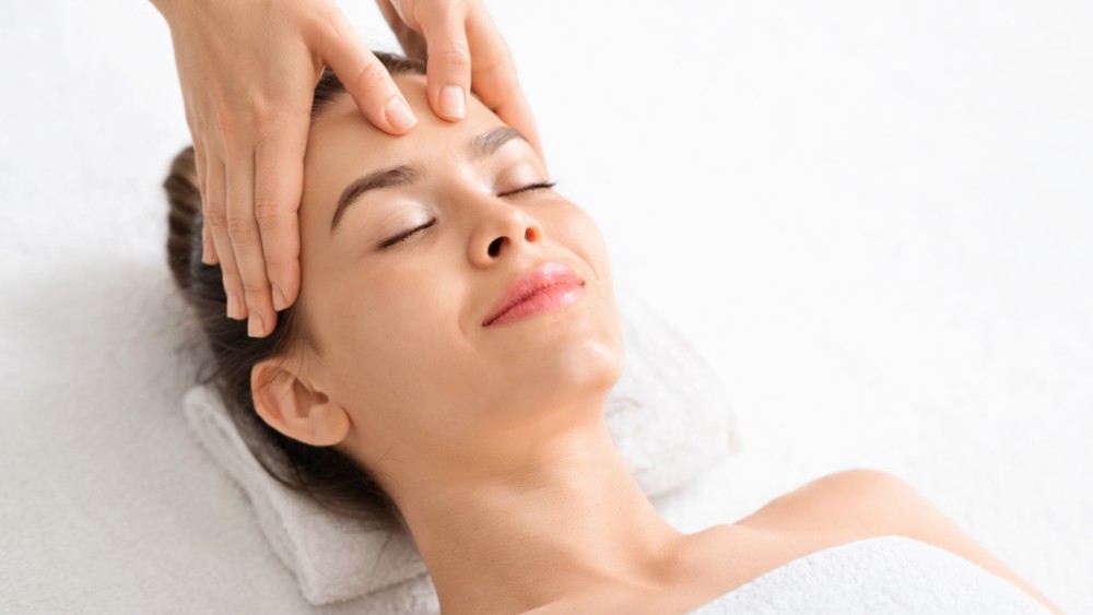 10 cách massage mặt cải thiện sắc đẹp và sức khỏe ngay tại nhà 17 Massage mặt bằng phương pháp bấm huyệt