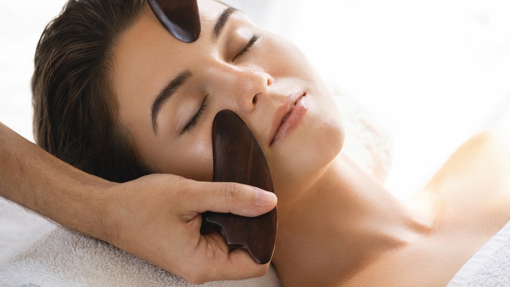 10 cách massage mặt cải thiện sắc đẹp và sức khỏe ngay tại nhà 19 Massage mặt Thụy Điển là một phương pháp chăm sóc da đến từ phương Tây