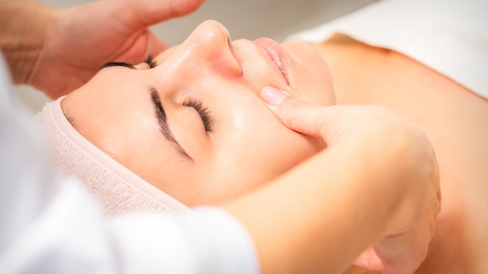 10 cách massage mặt cải thiện sắc đẹp và sức khỏe ngay tại nhà 16 Massage mặt bằng phương dẫn lưu bạch huyết giúp kích thích và thúc đẩy hệ tuần hoàn hiệu quả