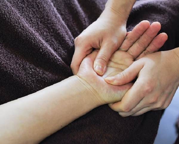 Cách massage giảm đau tay chi tiết