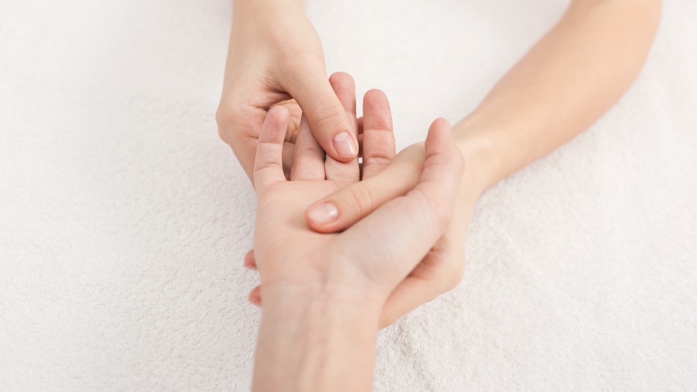 Cách massage tay giảm đau mỏi và tê tay cho dân văn phòng