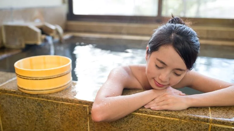 7 cách làm tăng vòng 1 cấp tốc của người Nhật 15 Ngâm nước nóng là cách người Nhật tăng vòng 1