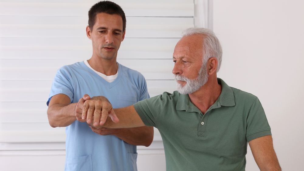 Cách bước xoa bóp các chi và khớp tay chân