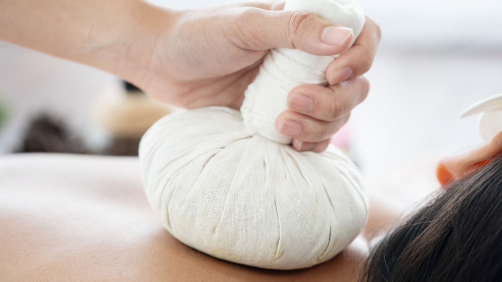 Chườm nóng và lạnh là một phương pháp đơn giản nhưng hiệu quả để giảm đau lưng cho bà bầu.