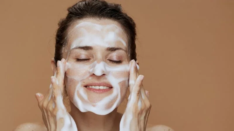 Massage mặt hàng ngày có tốt không? Có tác hại gì không? 11 Rửa sạch da mặt dầu trước khi massage