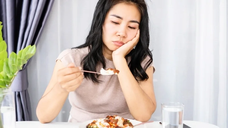 Ăn nhiều dầu ăn có tốt không? Có gây hại gì không? 23 Dầu ăn có thể làm chán ăn, ảnh hưởng gan và thận