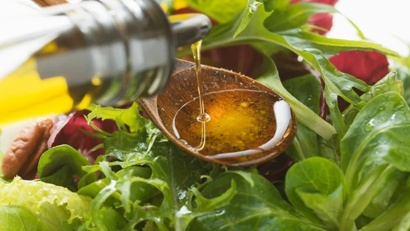 Cách sử dụng dầu ô liu trong nấu ăn sao cho ngon miệng 14 Dùng để ăn với salad