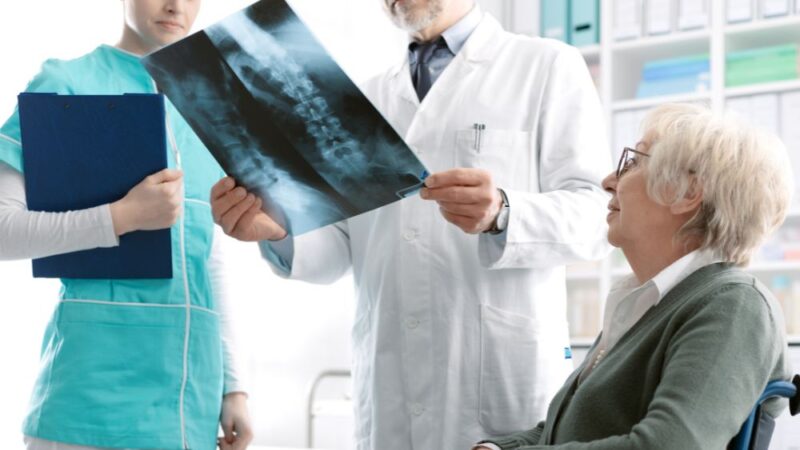 15 nguyên nhân gây đau lưng có thể bạn chưa biết 24 Loãng xương gây đau lưng