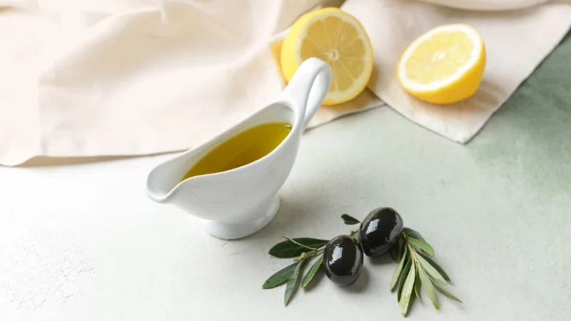 Bôi dầu oliu lên mặt qua đêm có tốt không? 26 Dầu oliu kết hợp với chanh dưỡng da trắng sáng tự nhiên
