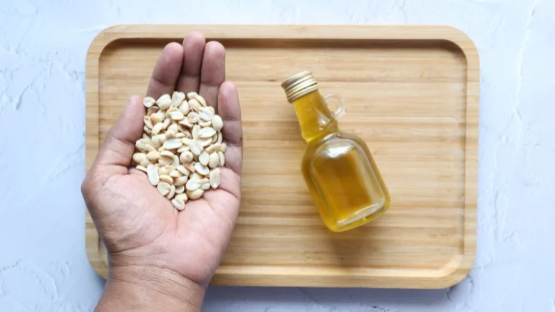 Những tác hại của dầu lạc không phải ai cũng biết 13 Sử dụng dầu lạc không đúng cách sẽ gây ảnh hướng không tốt tới sức khoẻ