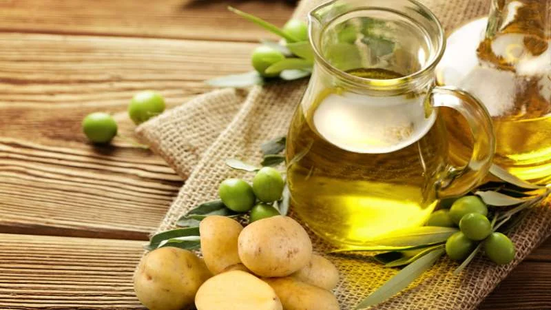 Dầu oliu có làm trắng da không? 11 mẹo làm trắng da 23 Kết hợp dầu oliu với khoai tây