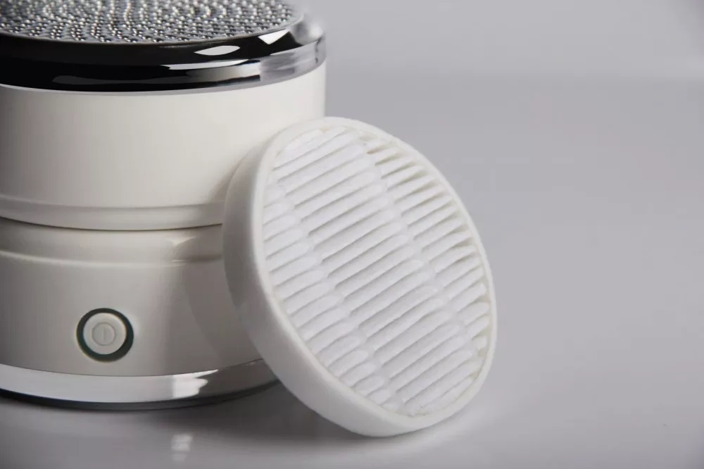 Máy lọc không khí mini AIRDOG FITAIR 11 FitAir đang lọc không khí bằng bộ lọc HEPA cấp độ y tế thực sự, có hiệu suất lọc 97,5%.