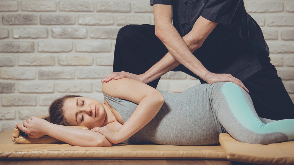 Khi massage cho bà bầu bạn không nên áp lực trực tiếp lên cột sống