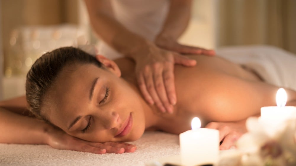 Cách massage lưng thư giãn tại nhà, không cần đến Spa 14 Bạn nên lắng nghe cơ thể và không nên massage quá mạnh để tránh gây tổn thương cho cơ bắp và xương