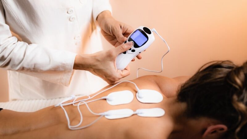 17 cách chữa đau lưng tại nhà nhanh nhất 24 Giảm đau lưng bằng cách kích thích thần kinh