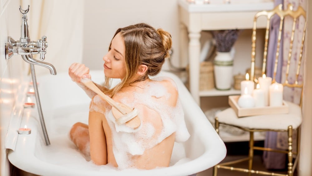 Làm sạch vùng da trước khi massage bằng máy xung điện