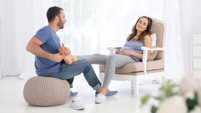 Hướng dẫn massage cho bà bầu giảm lo âu, tăng cường sức khỏe 17 Massage chân giúp các mẹ bầu thư giãn và thoải mái