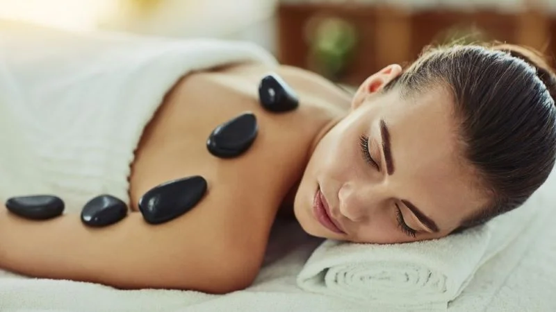 Massage đá nóng có tác dụng gì? Có tốt như lời đồn 19 Massage đá nóng thư giãn cơ bắp giảm căng thẳng tinh thần