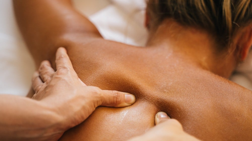 Cách massage lưng thư giãn tại nhà, không cần đến Spa 11 Sử dụng ngón tay cái và ngón tay trỏ để áp lực nhẹ nhàng lên cơ lưng