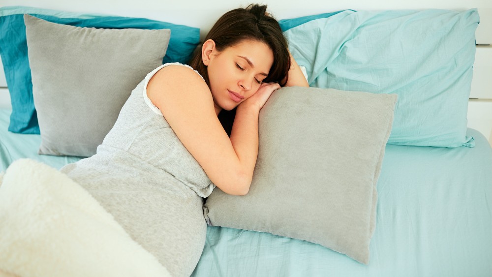 Mẹ bầu nên ngủ đúng tư thế để hạn chế đau lưng trong suốt quá trình thai kỳ 