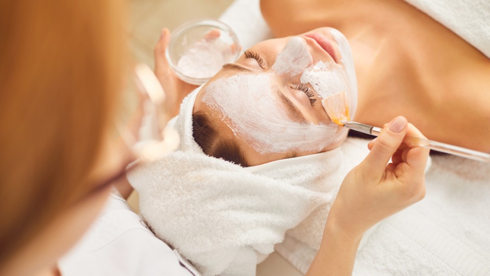 Massage mặt có tác dụng gì cho làn da và sức khỏe? 16 Massage mặt giúp hỗ trợ hấp thụ các dưỡng chất hiệu quả