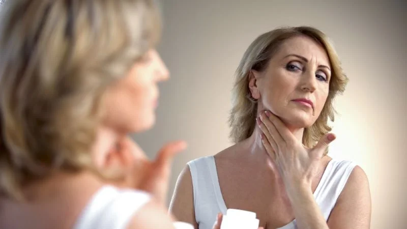 Massage mặt nhiều có bị chảy xệ không? Có gây nhăn không? 11 Massage mặt không dùng dưỡng chất có thể gây lão hoá