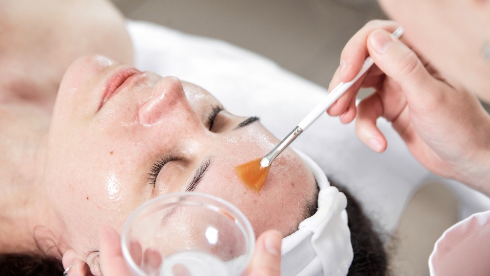 Massage mặt có tác dụng gì cho làn da và sức khỏe? 24 Massage mặt giúp loại bỏ các độc tố có ở da và giảm mụn