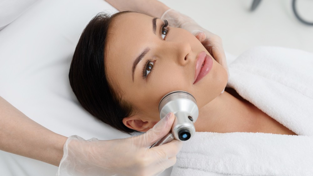 10 cách massage mặt cải thiện sắc đẹp và sức khỏe ngay tại nhà 24 Sử dụng máy massage mặt là một cách hiện đại giúp nâng cao hiệu quả chăm sóc da ngay tại nhà
