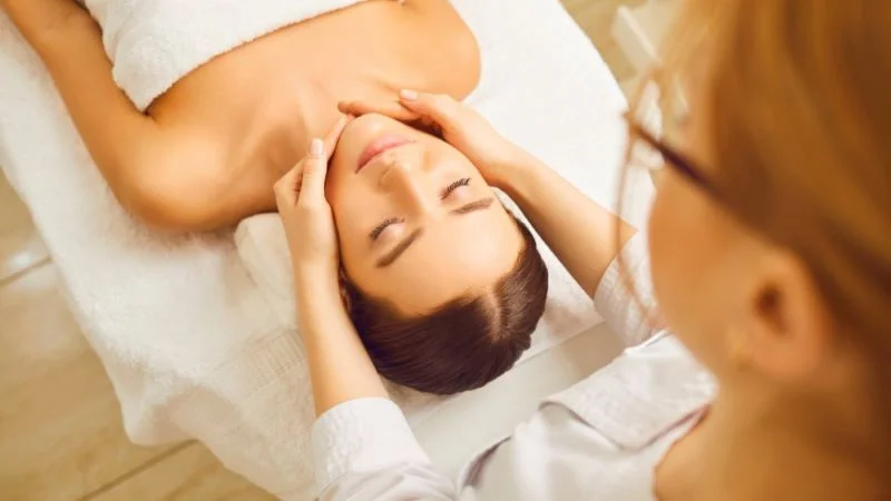 Massage mặt kiểu Nhật Bản để trẻ đẹp hơn mỗi ngày 17 Massag mặt theo kiểu Nhật Bản hướng tay lên trên và ra phía khuôn mặt