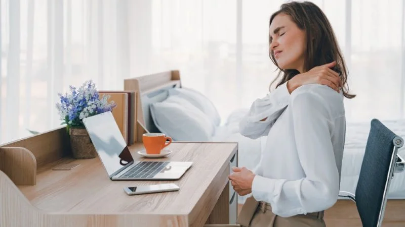 Cách sử dụng máy massage cổ dễ thực hiện đạt hiệu quả cao 13 Người làm việc văn phòng bị đau nhức nên sử dụng máy massage cổ vai gáy