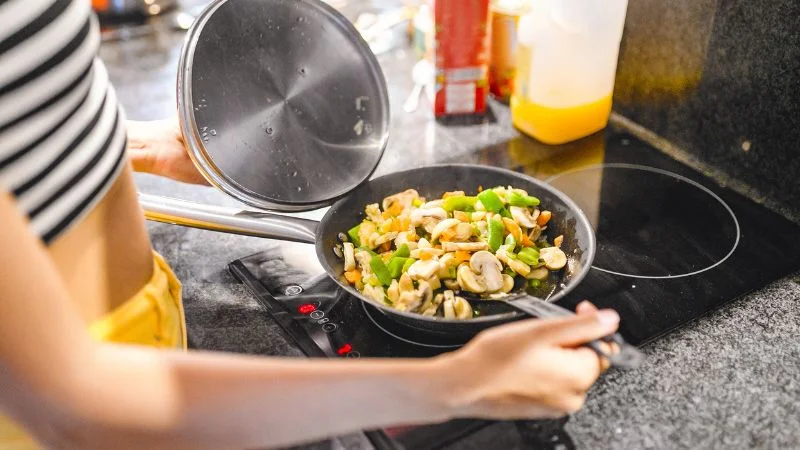 Dầu mè có chiên xào được không? Cách dùng như nào? 10 Nên dùng dầu mè chiên xào ở nhiệt độ vừa phải