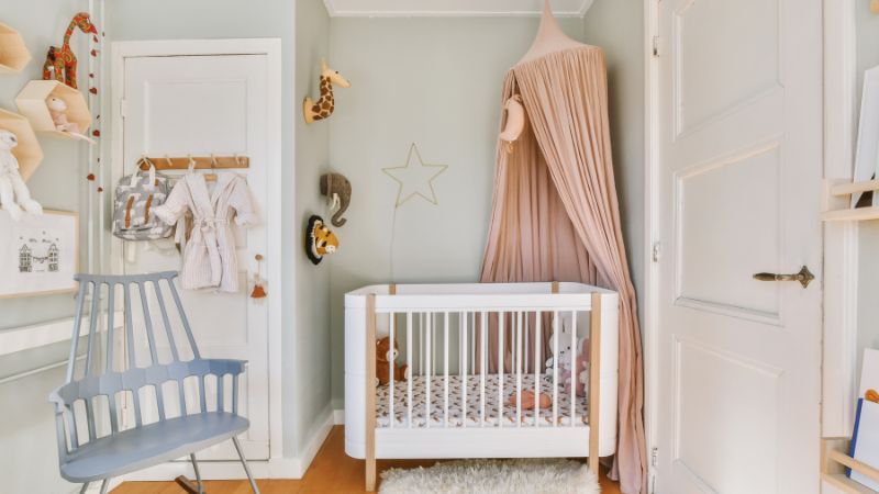 Ba mẹ cần bỏ túi cách đặt vị trí giường cũi cho bé 12 Nên mua nôi cũi cho bé với đầy đủ phụ kiện