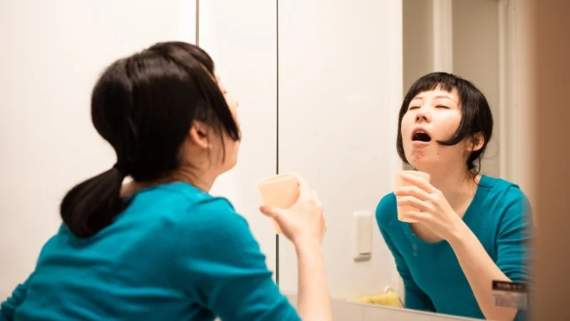 Ngậm dầu mè có tác dụng gì? Có tốt hay không? 24 Ngậm dầu mè gây cảm giác khó chịu hoặc nguy cơ nuốt phải dầu