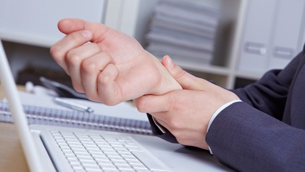 Tư thế ngồi làm việc đúng tăng hiệu suất công việc, giảm đau lưng 18 Tư thế ngồi đúng giúp tránh được bệnh RSI