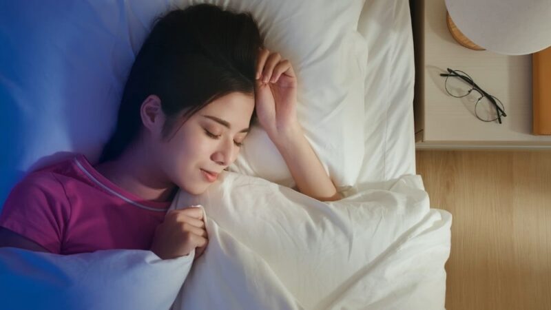 17 cách chữa đau lưng tại nhà nhanh nhất 17 Ngủ đủ giấc để giảm đau lưng
