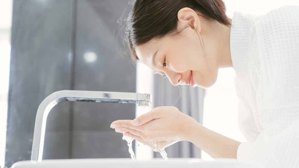 Rửa mặt sạch trước khi massage