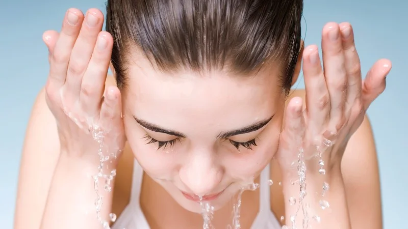 Bôi dầu oliu lên mặt qua đêm có tốt không? 29 Nên rửa mặt sạch sẽ vào buổi sáng sau khi dưỡng da với dầu ôliu cả đêm