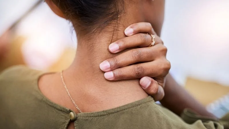 Tác hại của gối massage hồng ngoại khi dùng sai cách 9 Sử dụng gối massage quá manh gây tăng áp lực lên cơ bắp