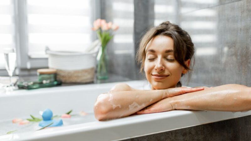 Ngủ dậy bị đau lưng, Nguyên nhân và cách khắc phục 31 Tắm nước ấm tránh đau lưng khi ngủ dậy