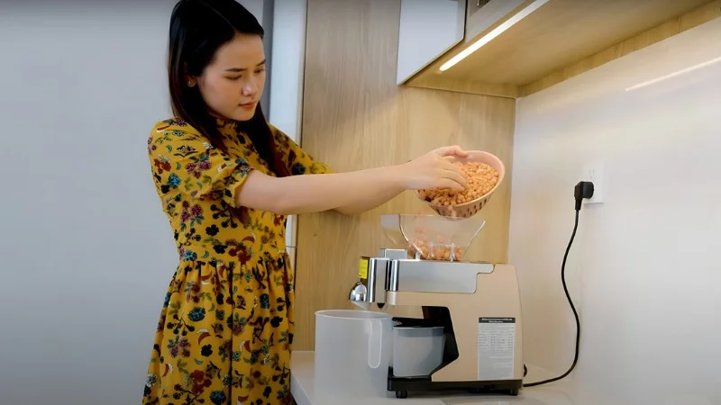 Những tác hại của dầu lạc không phải ai cũng biết 24 Nên sử dụng dầu lạc tự ép bằng máy tại nhà đảm bảo dầu tinh khiết thơm ngon