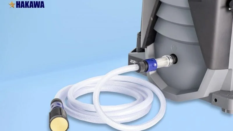 Cách sử dụng máy xịt rửa cao áp chính xác và an toàn nhất 12 Thao tác kết nối ống dẫn nước với ống hút của thiết bị xịt rửa Hakawa