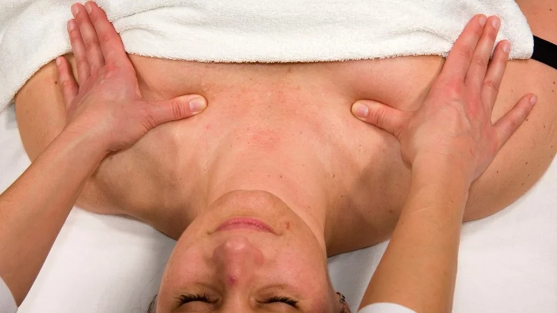 12 động tác massage mặt diện chẩn 25 Xoa bóp vùng ngực