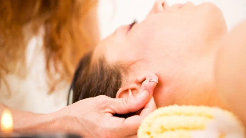 12 động tác massage mặt diện chẩn 20 Massage vùng tai