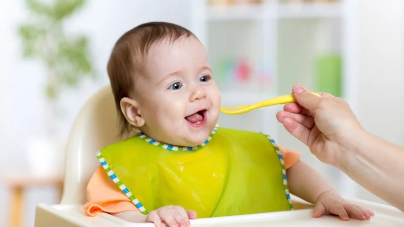 Dùng dầu hạt cải cho bé ăn dặm có tốt không? Cách dùng 21 Có thể cho bé ăn dầu hạt cải từ tháng thứ 6 khi bé bắt đầu ăn dặm