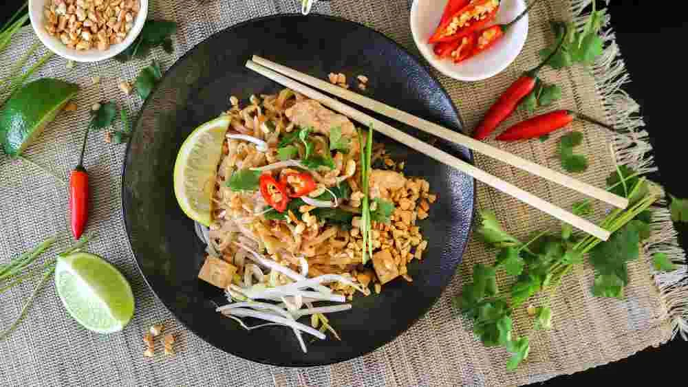 4 cách đuổi kiến ra khỏi đồ ăn hiệu quả và an toàn 14 Đặt đũa lên đồ ăn để kiến bò ra